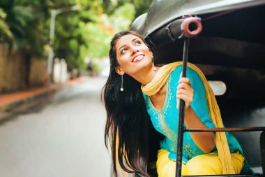 Tuk-tuk dışarı arayan kadın