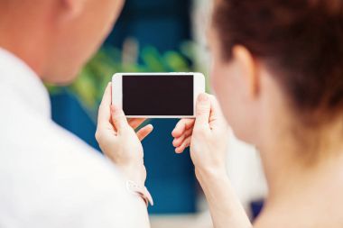 iki kişi bir telefon kullanma