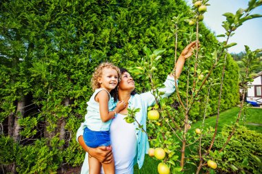 genç annenin bebeği ile eğleniyor 