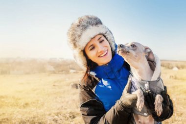 Köpeğiyle oynayan bir kadın.  