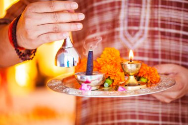 Puja tanrılara sunan-