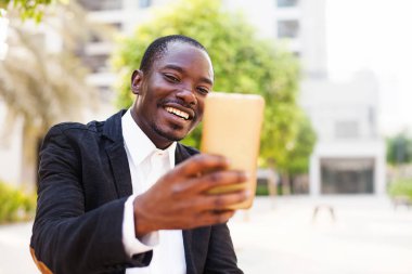 Afrika adam açık bir kamera ile