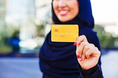 Müslüman kadının holding kredi kartı 