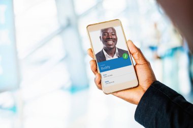 el bir telefon tutarak