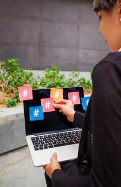 kadın hashtags yapıştırma 