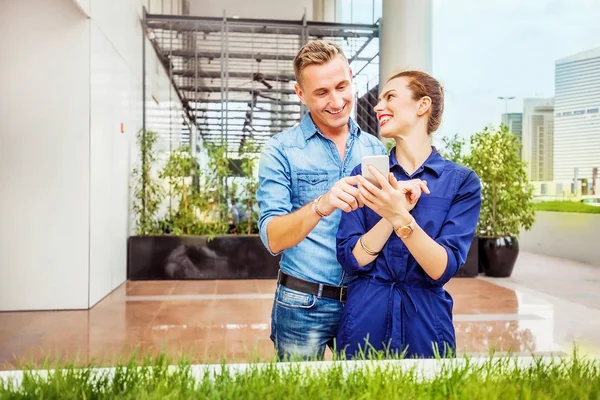 Personer som använder en telefon — Stockfoto