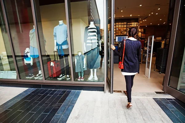 Žena chůzi do obchodu oděv — Stock fotografie