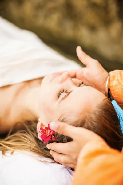 Kadın masaj aldıktan — Stok fotoğraf