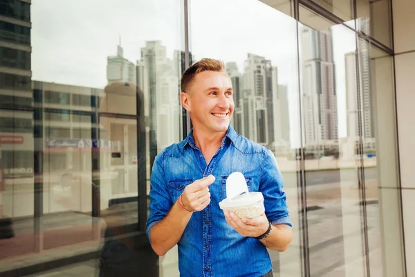 Uomo mangiare avena durante la notte — Foto Stock