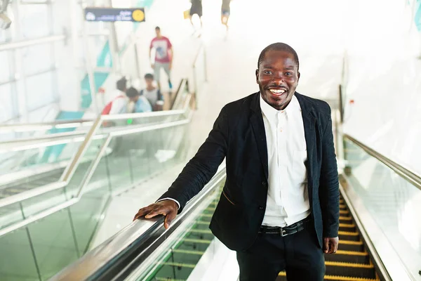 genç adam bir yürüyen merdiven üzerinde