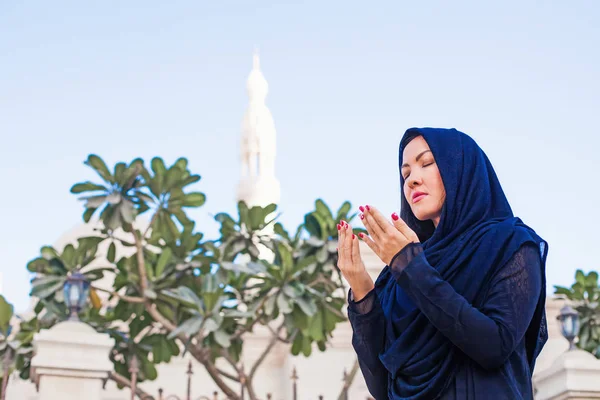 Mulher vestindo hijab orando — Fotografia de Stock