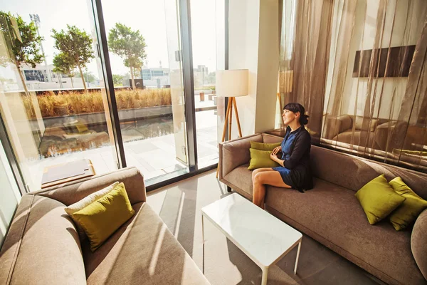 Mujer sentada en su salón — Foto de Stock