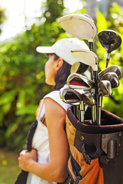 Mujer con equipo deportivo para golfistas — Foto de Stock