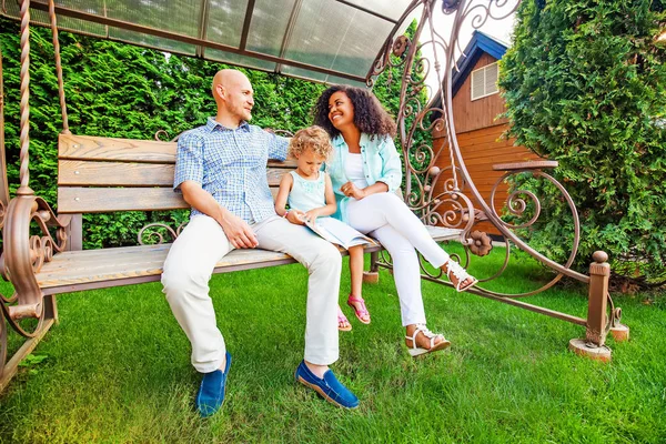 Young Family Baby Sitting Bench — Stock Photo, Image