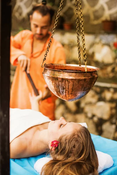 Shirodara masaj yapan erkek