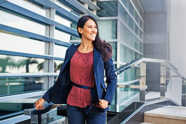 Mujer de negocios de pie — Foto de Stock