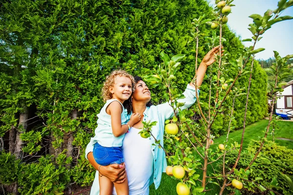 genç annenin bebeği ile eğleniyor 