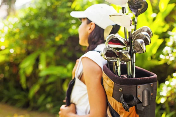 Mujer con equipo deportivo para golfistas — Foto de Stock