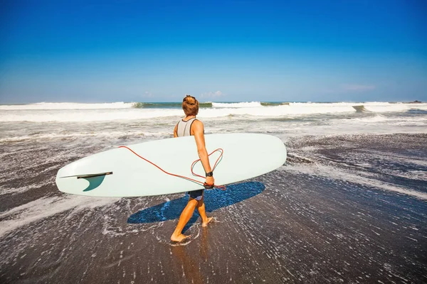 Mann läuft mit Surfbrett — Stockfoto