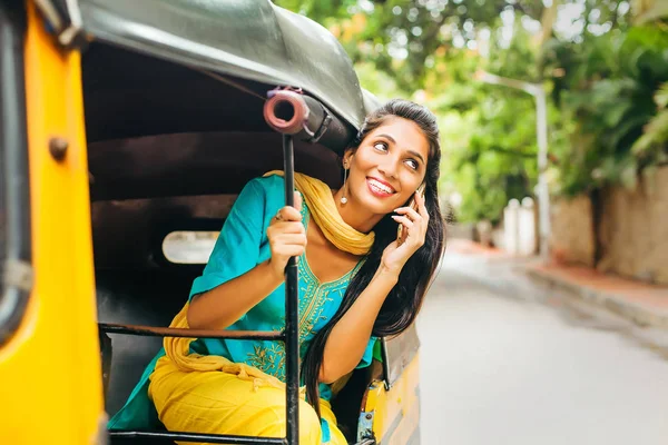 Mulher olhando para fora de tuk-tuk — Fotografia de Stock