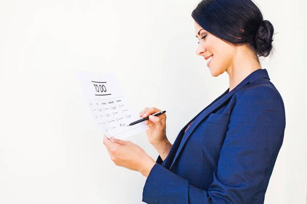 Mujer revisando tareas de oficina —  Fotos de Stock