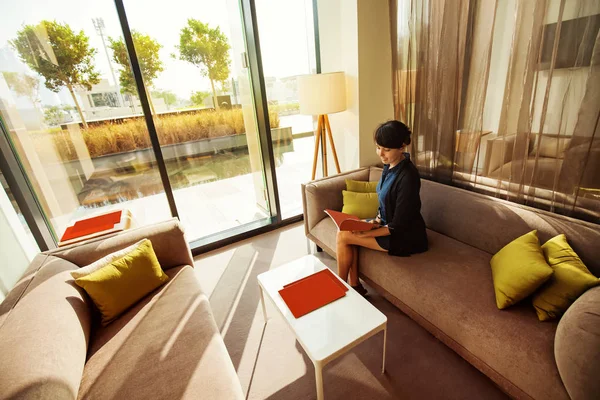 Kitap okuyan bir kadın.