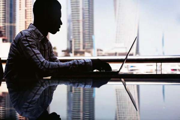 Man met laptop werkt — Stockfoto