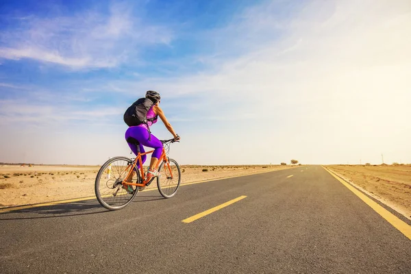 Kvinna cykling cykel — Stockfoto