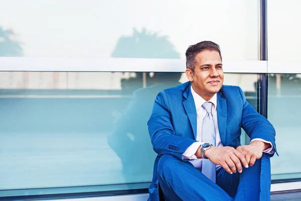 Hombre vistiendo un traje azul sonriendo —  Fotos de Stock