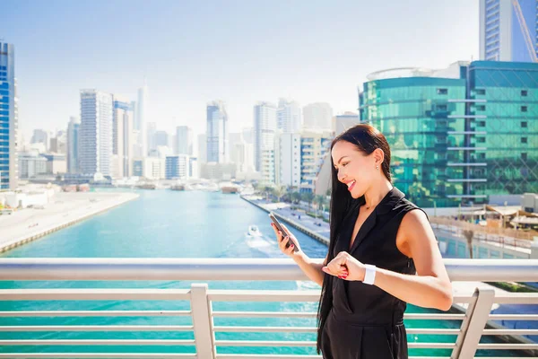 Mujer sosteniendo un teléfono —  Fotos de Stock