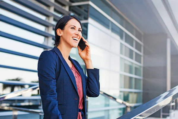 Bizneswoman rozmawia przez telefon — Zdjęcie stockowe