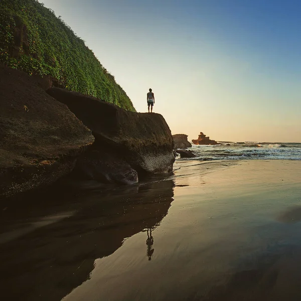 Silhouette Eines Mannes Ufer Bali Bei Sonnenuntergang — Stockfoto