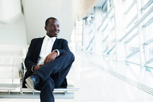 Homme d'affaires dans le métro de Dubai — Photo