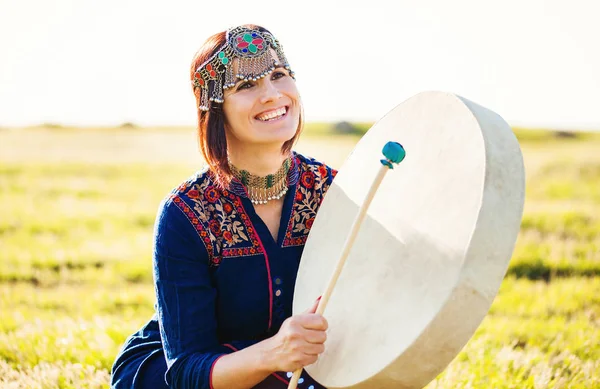 Woman  playing drum — Stock Photo, Image