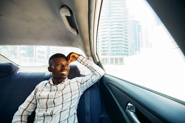 Homme africain dans un taxi — Photo