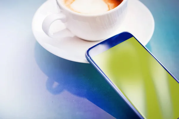 Telefoon met koffiekopje — Stockfoto