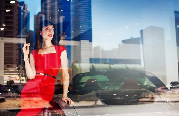 Mulher com um carro de luxo — Fotografia de Stock