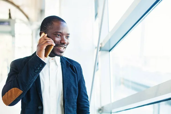 Uomo d'affari che parla al cellulare — Foto Stock