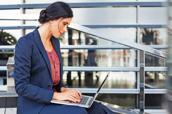 Zakenvrouw met laptop werken — Stockfoto