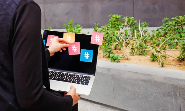 Caucasian woman putting tags — Stock Photo, Image