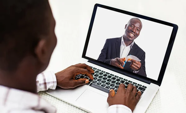 Uomo guardando una foto in un computer portatile — Foto Stock