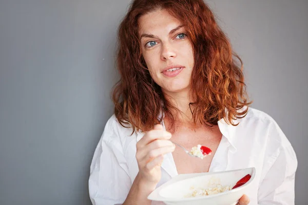 Woman eating her cottage cheese — Stock Photo, Image