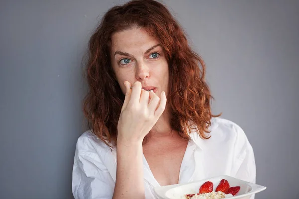 Mujer comiendo su tazón de batido saludable — Foto de Stock