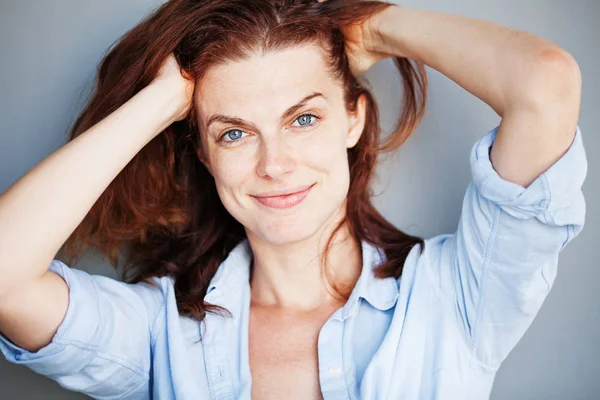 Vrouw die met haar haar speelt — Stockfoto