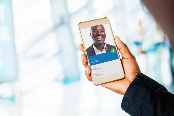 Mano che tiene un telefono — Foto Stock