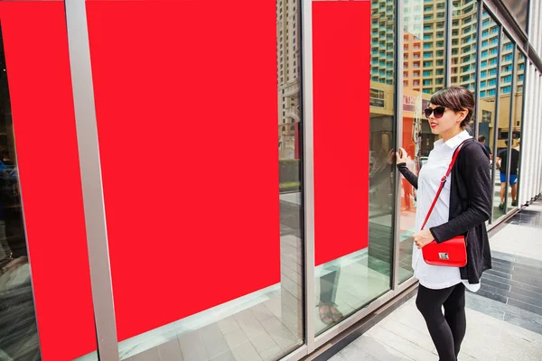 Woman wearing glasses standing — Stock Photo, Image