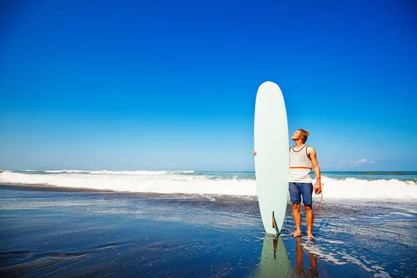 站在美丽的海滩冲浪板的家伙 — 图库照片