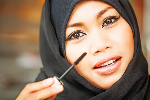 Lächelnde junge Frau mit Make-up — Stockfoto