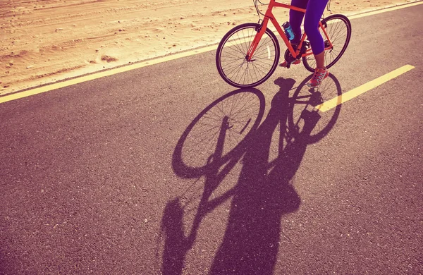 Mujer montar en bicicleta en un camino —  Fotos de Stock