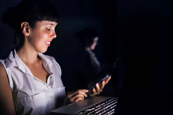 Mulher usando smartphone na escuridão — Fotografia de Stock